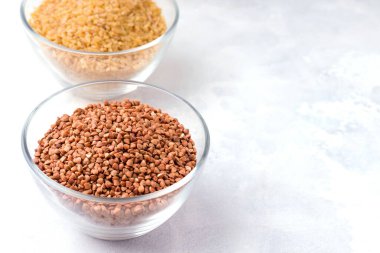 Karabuğday, arka planda cam bir kasede inliyor. Boşluğu kopyala.