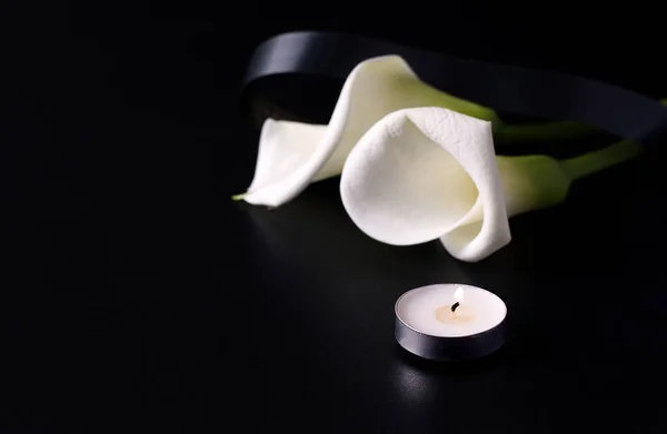 Fresh Calla Flower Next Candles Black Background Copy Space Banner — Stock Photo, Image