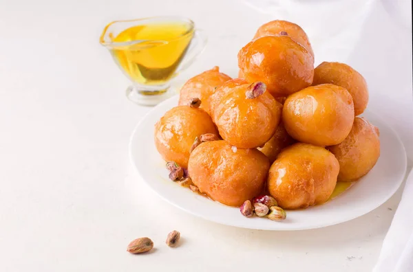Beyaz tabakta fındıklı tatlı tatlı Lokma. Boşluğu kopyala