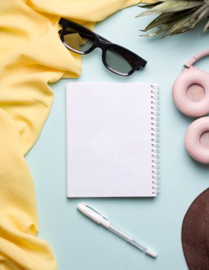 Yaz tatillerini ve tatilleri planlama konsepti. Mavi arkaplan kopyalama alanı üzerine not al.