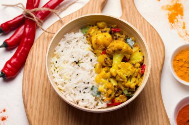 Gobi Aloo geleneksel Hint yemeği karnabahar ve pirinçli patates tahta üzerinde.