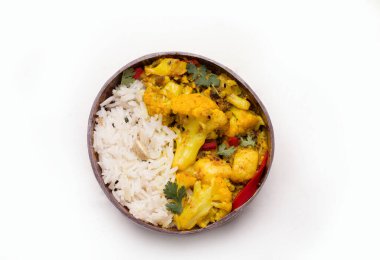 Gobi aloo geleneksel Hint vejetaryen yemeği. Beyaz arka planda pirinçli bir tabakta..