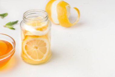 Dokunulmazlık için yararlı yiyecek. Beyaz arka planda bal şekerli şuruplu limon. Boşluğu kopyala