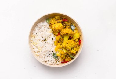 Aloo gobi Hint vejetaryen yemeği beyaz arka planda izole edilmiş.