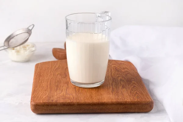 Bicchiere Con Kefir Latte Una Tavola Legno Bevande Fermentate — Foto Stock