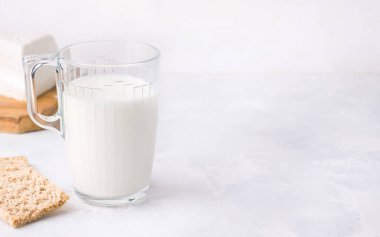 Mayalanmış süt beyaz arka planda bir fincanda kefir içer. Boşluğu kopyala