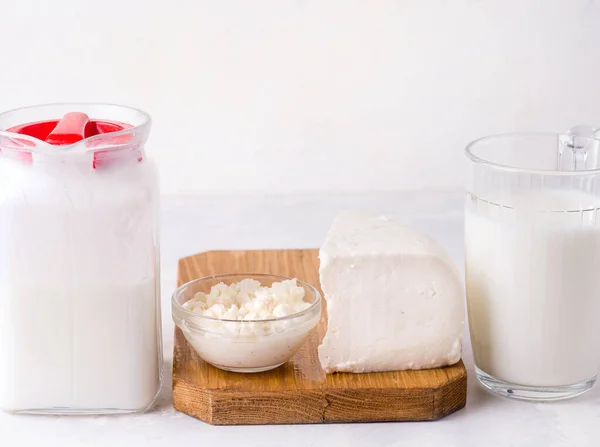 Prodotti Lattiero Caseari Fermentati Come Kefir Formaggio Sfondo Bianco Copia — Foto Stock