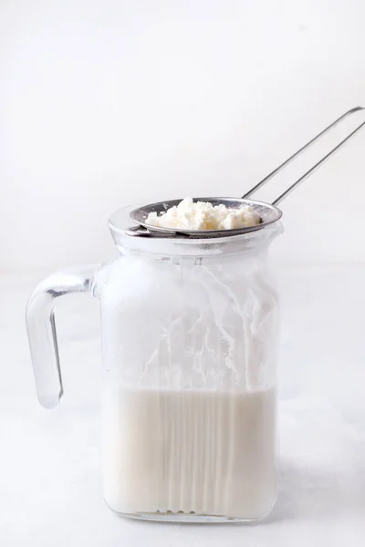 Ферментированное Молоко Пьют Кефир Гранулами Бактерий Белом Фоне Принято Вертикальное — стоковое фото