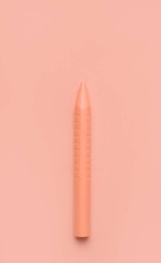 Çizim konsepti. Bej arka planda bej bir kalem. Tek renkli resim