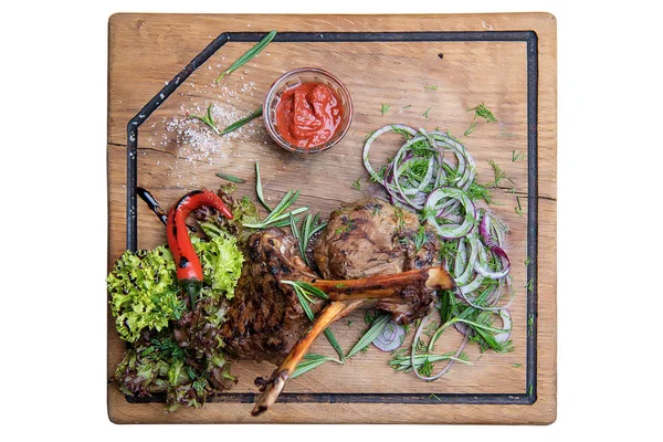 bir kenar Biberiye Biber ve marul yaprağı ile Dana ızgara