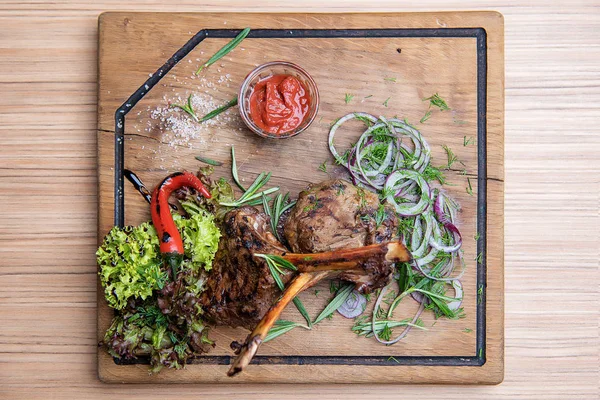 bir kenar Biberiye Biber ve Yeşiller ile Dana ızgara