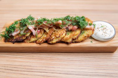 Kıymalı patates cracklings ve ekşi krema sos ile