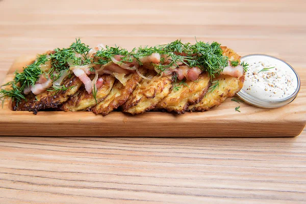 Kıymalı patates cracklings ve ekşi krema sos ile