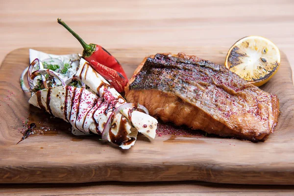 Filete de una parrilla de salmón con un rollo de queso de un pastel de trigo sin levadura — Foto de Stock