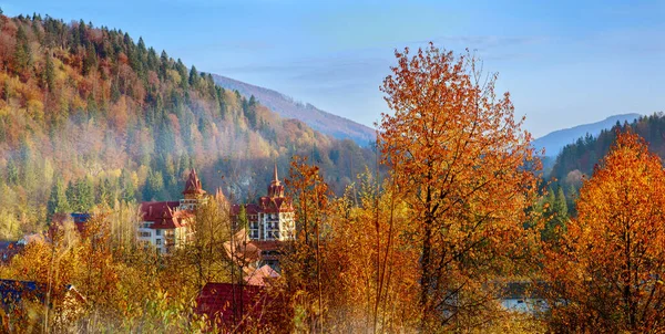 秋天的早晨 在喀尔巴阡山脉的风景中 全景尽收眼底 图库图片