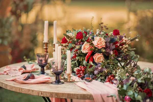 Hochzeitsdekor Auf Dem Tisch Blumen Kerzen Und Gläser — Stockfoto