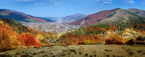 秋天喀尔巴阡山脉的风景全景尽收眼底 图库照片