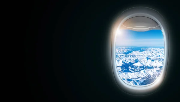 夕日の雲 飛行機の翼 豪華な旅行のための氷の山の景色を参照してください飛行機のフライトの座席窓枠の外観とコピースペースと黒の背景交通概念 — ストック写真