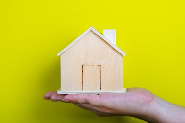 Sıcak ve dost canlısı bir ev. Emlak planlaması için ahşap konut modeli ve ev modeli.