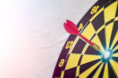 İşletme başarısı kavramına sahip arka plan kırmızı dart oyununa odaklan ve profesyonel bir galibiyet için dart tahtasında hedef noktaya vur