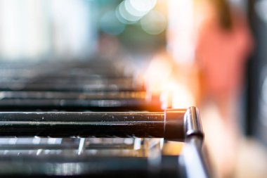 Süpermarketin arka planında, marketten evinize sağlıklı organik yiyecekler alan ve eve gönderilen online dağıtım hizmetleri içeren çizgilerle bulanık bir bakış açısı var.