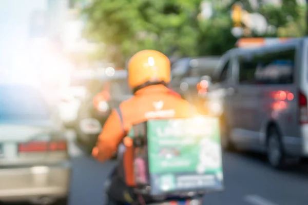 Desenho de motoboy entregando comida para pessoas cliente