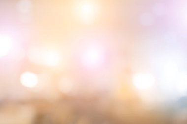 Lüks moda alışveriş merkezlerinde arka planda bokeh ışığı ve mağazaların vitrinlerinde ve mağazaların kadın ve erkek müşterilerinin yürüme koridorlarında yürüdüğü modern modellerin görüntülerinde bulanıklık. 