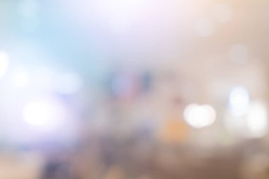 Lüks moda alışveriş merkezlerinde arka planda bokeh ışığı ve mağazaların vitrinlerinde ve mağazaların kadın ve erkek müşterilerinin yürüme koridorlarında yürüdüğü modern modellerin görüntülerinde bulanıklık. 