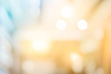 Lüks moda alışveriş merkezlerinde arka planda bokeh ışığı ve mağazaların vitrinlerinde ve mağazaların kadın ve erkek müşterilerinin yürüme koridorlarında yürüdüğü modern modellerin görüntülerinde bulanıklık. 