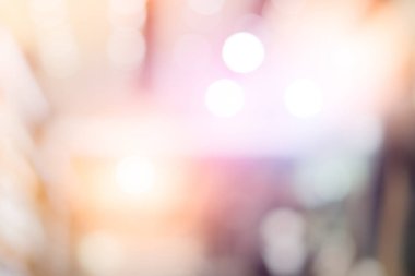 Lüks moda alışveriş merkezlerinde arka planda bokeh ışığı ve mağazaların vitrinlerinde ve mağazaların kadın ve erkek müşterilerinin yürüme koridorlarında yürüdüğü modern modellerin görüntülerinde bulanıklık. 