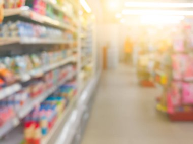 Süpermarketteki rafın bulanık arkaplanı Coronavirus karantinası sırasında alışveriş için hazır ürün ve yiyeceklerle dolu.