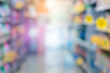 Süpermarketteki rafın bulanık arkaplanı Coronavirus karantinası sırasında alışveriş için hazır ürün ve yiyeceklerle dolu.