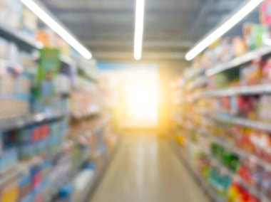 Süpermarketteki rafın bulanık arkaplanı Coronavirus karantinası sırasında alışveriş için hazır ürün ve yiyeceklerle dolu.