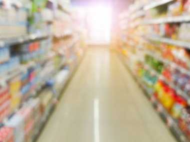 Süpermarketteki rafın bulanık arkaplanı Coronavirus karantinası sırasında alışveriş için hazır ürün ve yiyeceklerle dolu.