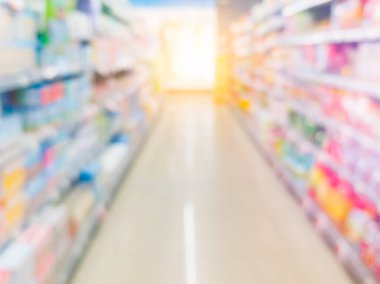 Süpermarketteki rafın bulanık arkaplanı Coronavirus karantinası sırasında alışveriş için hazır ürün ve yiyeceklerle dolu.