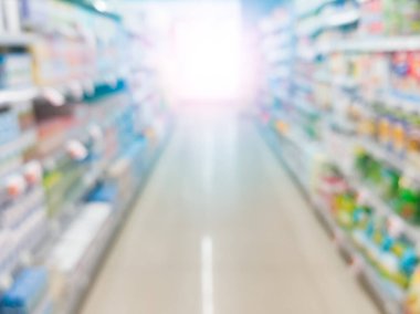 Süpermarketteki rafın bulanık arkaplanı Coronavirus karantinası sırasında alışveriş için hazır ürün ve yiyeceklerle dolu.