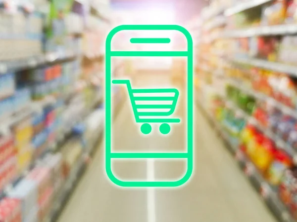 Marketin arka planı bulanık. Eve yiyecek ve mal teslimatı için taşınabilir online alışveriş. Coronavirus karantinası sırasında hizmet artışının e-ticaretini talep edin 