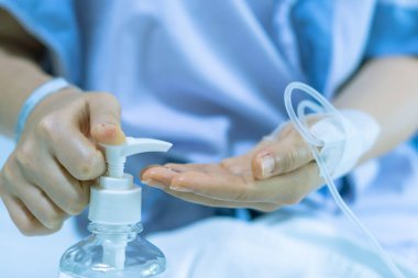 El yıkamanın bulanık arka planı, Coronavirus virüsü virüsünü yok etmek için hastanede alkol jeli dezenfektanı pompasıyla yıkanmış. Hijyen koruma koması. Yaşlı gibi zayıf hastalar, hastalıktan muzdarip çocuklar.