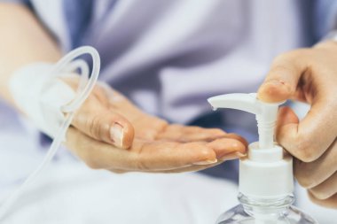 El yıkamanın bulanık arka planı, Coronavirus virüsü virüsünü yok etmek için hastanede alkol jeli dezenfektanı pompasıyla yıkanmış. Hijyen koruma koması. Yaşlı gibi zayıf hastalar, hastalıktan muzdarip çocuklar.