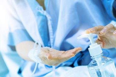 El yıkamanın bulanık arka planı, Coronavirus virüsü virüsünü yok etmek için hastanede alkol jeli dezenfektanı pompasıyla yıkanmış. Hijyen koruma koması. Yaşlı gibi zayıf hastalar, hastalıktan muzdarip çocuklar.