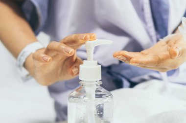 El yıkamanın bulanık arka planı, Coronavirus virüsü virüsünü yok etmek için hastanede alkol jeli dezenfektanı pompasıyla yıkanmış. Hijyen koruma koması. Yaşlı gibi zayıf hastalar, hastalıktan muzdarip çocuklar.