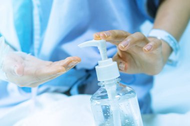 El yıkamanın bulanık arka planı, Coronavirus virüsü virüsünü yok etmek için hastanede alkol jeli dezenfektanı pompasıyla yıkanmış. Hijyen koruma koması. Yaşlı gibi zayıf hastalar, hastalıktan muzdarip çocuklar.
