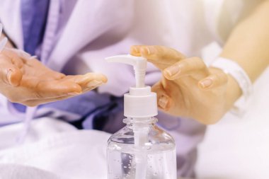 El yıkamanın bulanık arka planı, Coronavirus virüsü virüsünü yok etmek için hastanede alkol jeli dezenfektanı pompasıyla yıkanmış. Hijyen koruma koması. Yaşlı gibi zayıf hastalar, hastalıktan muzdarip çocuklar.