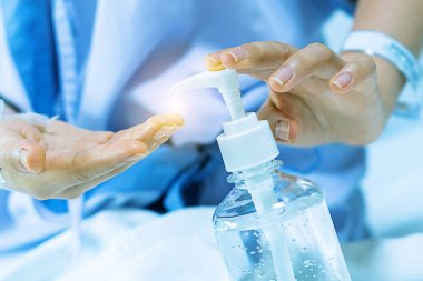 El yıkamanın bulanık arka planı, Coronavirus virüsü virüsünü yok etmek için hastanede alkol jeli dezenfektanı pompasıyla yıkanmış. Hijyen koruma koması. Yaşlı gibi zayıf hastalar, hastalıktan muzdarip çocuklar.