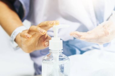 El yıkamanın bulanık arka planı, Coronavirus virüsü virüsünü yok etmek için hastanede alkol jeli dezenfektanı pompasıyla yıkanmış. Hijyen koruma koması. Yaşlı gibi zayıf hastalar, hastalıktan muzdarip çocuklar.
