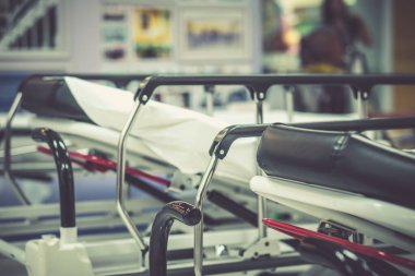 Soyut Görüntü hastanesi geçmişi, boş bir yatak ve bekleme odasındaki yaşlı bir hasta. Coronavirüs salgını sırasında uzman hemşire ve doktorun yetersiz sağlık desteği