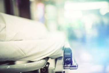 Soyut Görüntü hastanesi geçmişi, boş bir yatak ve bekleme odasındaki yaşlı bir hasta. Coronavirüs salgını sırasında uzman hemşire ve doktorun yetersiz sağlık desteği