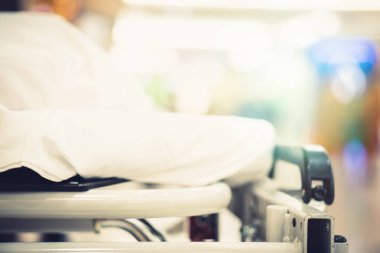 Soyut Görüntü hastanesi geçmişi, boş bir yatak ve bekleme odasındaki yaşlı bir hasta. Coronavirüs salgını sırasında uzman hemşire ve doktorun yetersiz sağlık desteği