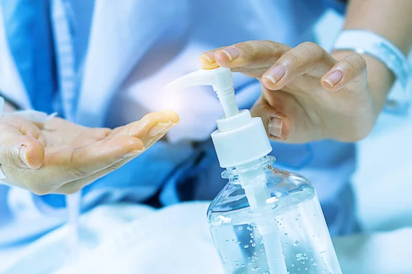 El yıkamanın bulanık arka planı, Coronavirus virüsü virüsünü yok etmek için hastanede alkol jeli dezenfektanı pompasıyla yıkanmış. Hijyen koruma koması. Yaşlı gibi zayıf hastalar, hastalıktan muzdarip çocuklar.