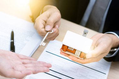 Banka, ev sahibi, Coronavirus salgını sırasında acente şehrin kilitlenme krizi, alım-satım ve ipotek konularında maddi destek. Azaltma, hibe, finansman, susidy moratoryum faiz parası ve konut kredisi